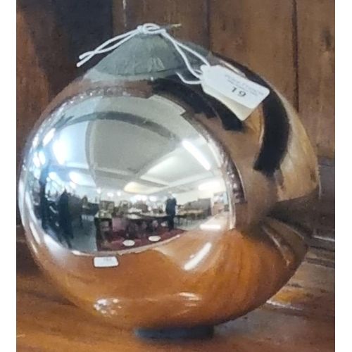 19 - Silver finish witches' ball with metal suspension loop.
(B.P. 21% + VAT)