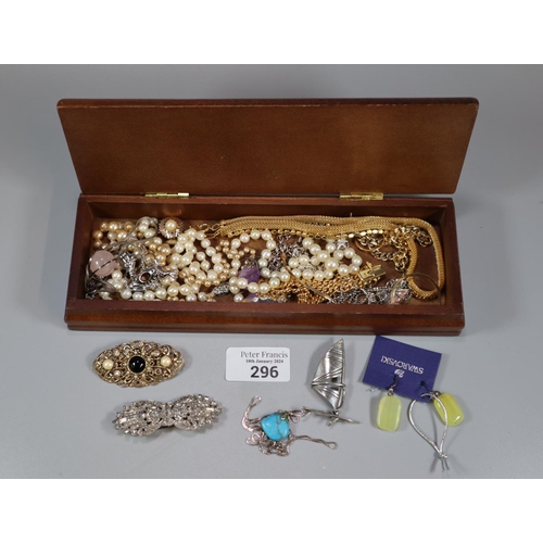 296 - Wooden box of assorted jewellery to include: 22ct gold wedding band (1.2g approx), 9ct gold bracelet... 