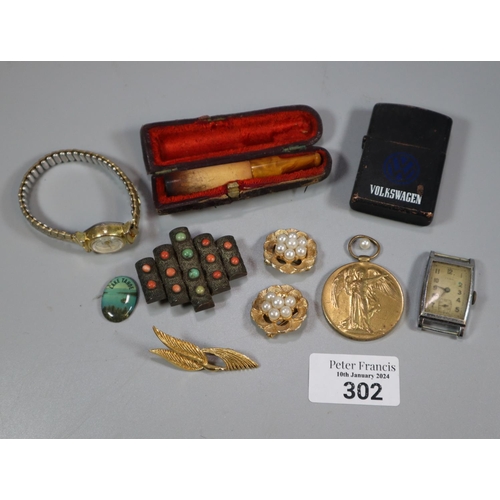 302 - Bag of oddments to include: vintage Volkswagen lighter, vintage costume brooches, cheroot holder in ... 