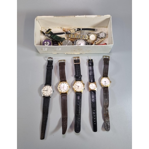 321 - Box of vintage and other watches to include: Invicta, Universal Geneva, cocktail style watch, other ... 