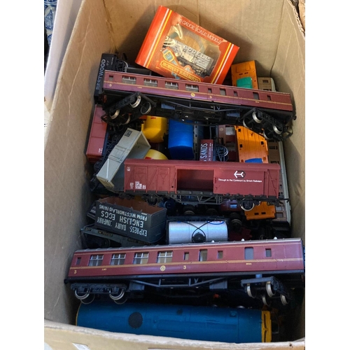 395 - Box of assorted OO gauge Hornby rolling stock locomotives and goods wagons, various.   (B.P. 21% + V... 