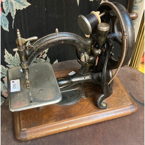 562 - Vintage hand sewing machine.  (B.P. 21% + VAT)