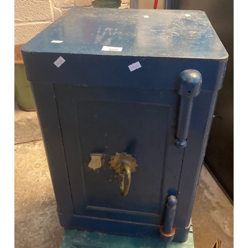 550 - Cast iron safe with key.  (B.P. 21% + VAT)