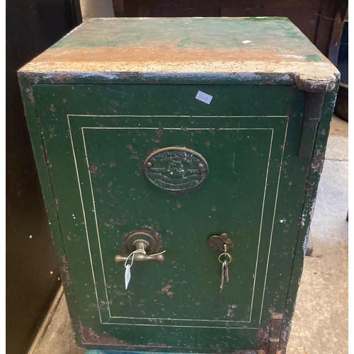 551 - Cast iron safe with keys.  (B.P. 21% + VAT)