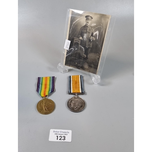 123 - WWI medal duo to include: 1914-18 War Medal and 1914-19 Victory Medal awarded to 4917 Private J G Ba... 