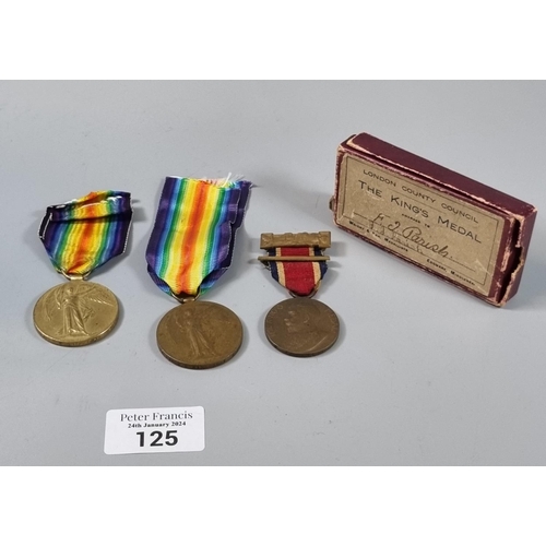 125 - Two WWI Victory 1914-19 Medals awarded to: 45369 Private G T Griffiths, Welsh Regiment and 220396 Pr... 