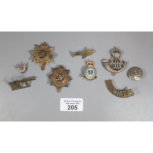 205 - Group of assorted military cap badges, various to include: Royal Berkshire Regiment, ARP Warden, Dur... 