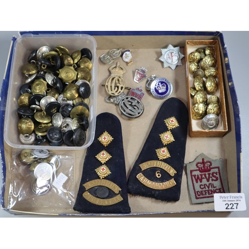 227 - Tray of assorted military buttons, Red Cross shoulder flashes, assorted Voluntary Service, pin badge... 