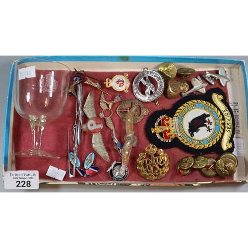 228 - Tray of assorted RAF related items including: cap badges, buttons, blazer badge, pin badges, wine go... 