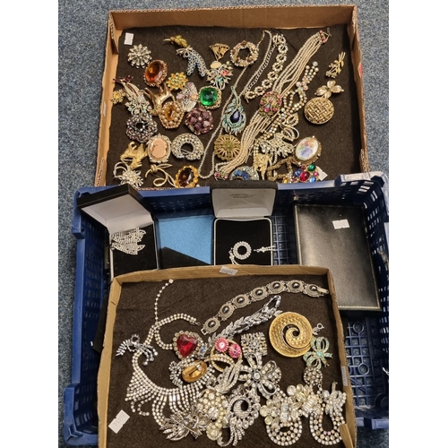 292 - Collection of costume jewellery to include: large collection of brooches and necklaces, choker neckl... 