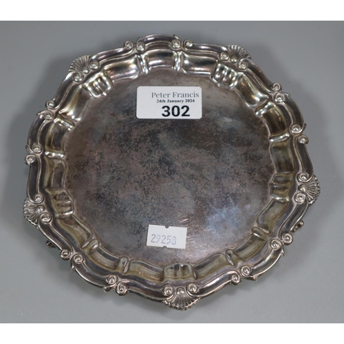 302 - Small silver piecrust salver standing on three ball and claw feet, Birmingham hallmarks, 1977.  6.5 ... 