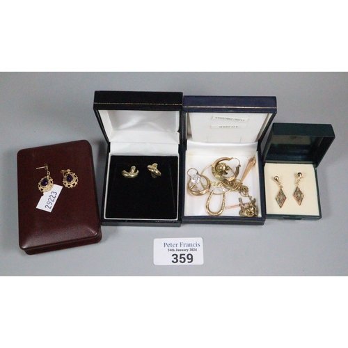 359 - Collection of gold and other jewellery to include: crucifix on chain (1.5g approx.), gold earrings e... 