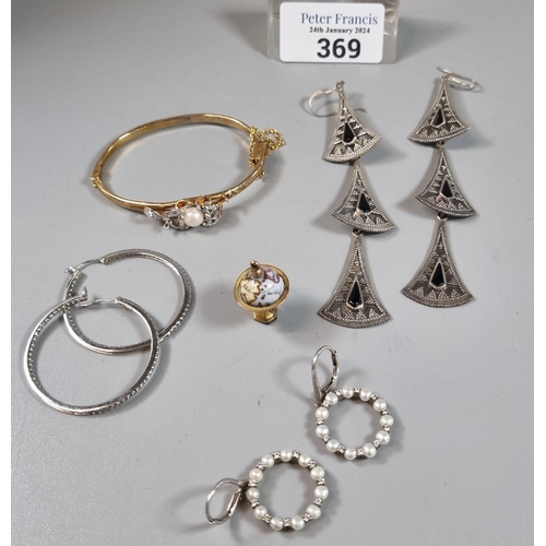 369 - Bag of jewellery to include: 9ct gold globe charm, gold finish bangle, white metal Art Deco style an... 