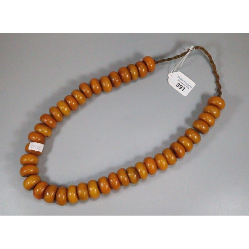 391 - Amber coloured beaded necklace.  (B.P. 21% + VAT)