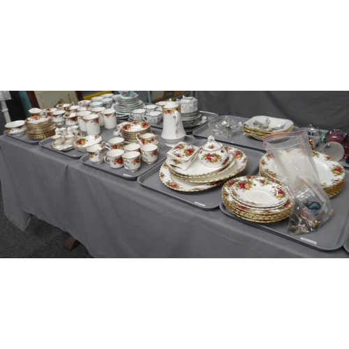 419 - Four trays of Royal Albert 'Old Country Roses' and similar 'Cottage Rose' design items to include: t... 