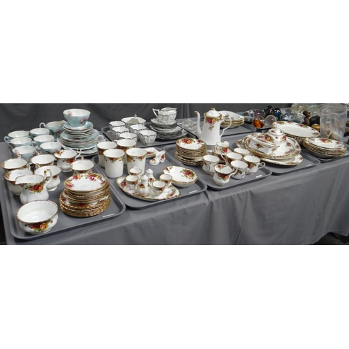 419 - Four trays of Royal Albert 'Old Country Roses' and similar 'Cottage Rose' design items to include: t... 