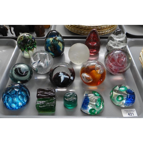 421 - Tray of glass paperweights to include: Caithness 'Aquila', 'Freeform' and 'Cascade', Mdina, globe sh... 