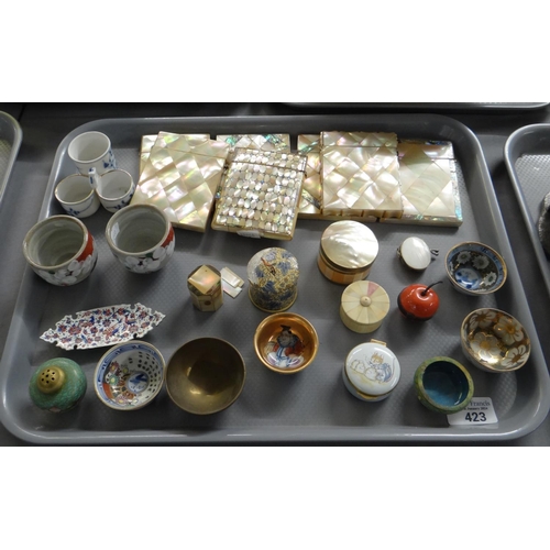 423 - Tray of assorted items to include: seven mother of pearl card cases, various pill boxes; shell, bone... 