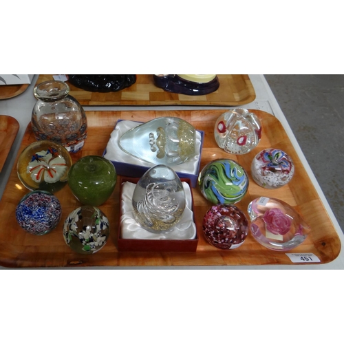 451 - Tray of glass paperweights to include: Crystal Collectables, Wedgwood, Cowdy, apple shaped, swirled,... 