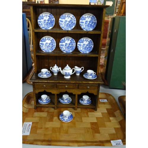 455 - A hangable miniature wooden dresser with Coalport 'willow' design miniature china.
(B.P. 21% + VAT)