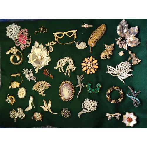 169 - Collection of vintage brooches to include: leopard, lizard, mouse, shoe, cameo etc.   (B.P. 21% + VA... 