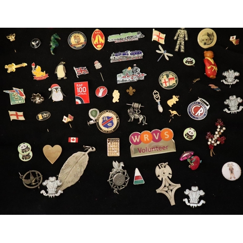 170 - Collection of vintage pad badges, pendants and Prince of Wales cap badges including enamel badges, t... 