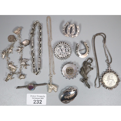 232 - Bag of silver and other jewellery to include: charm bracelet, Victorian and other brooches, some in ... 