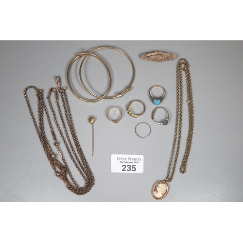 235 - Bag of jewellery to include 9ct gold wedding band (1.7g approx.), stock pin, Victorian brooch, plate... 