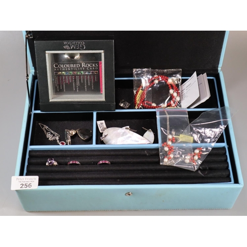 256 - Jewellery box comprising assorted modern jewellery to include: dress rings, pendants, gem collector ... 