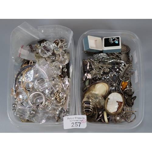 257 - Two plastic tubs of jewellery to include: a large collection of silver and other dress rings, cameo ... 