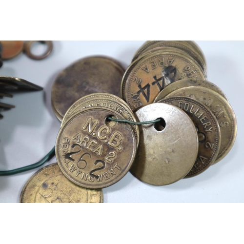 275 - Vintage Huntley & Plamers shortbread tin comprising a large collection of miner's tokens/checks to i... 