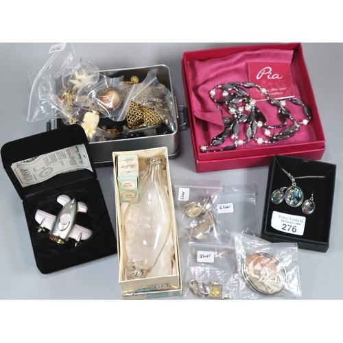 276 - Tray of jewellery, costume and silver to include: earrings, cameo brooch, silver pendants, brooches,... 