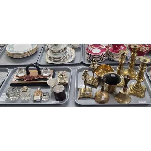 285 - Tray of brass ware to include: candle sticks, bells, mortar etc. together with another tray of oddme... 