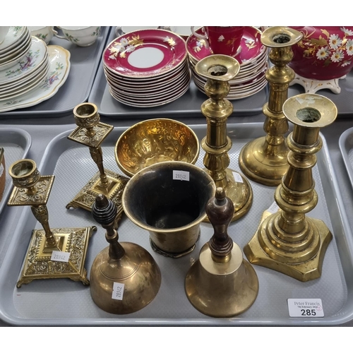 285 - Tray of brass ware to include: candle sticks, bells, mortar etc. together with another tray of oddme... 