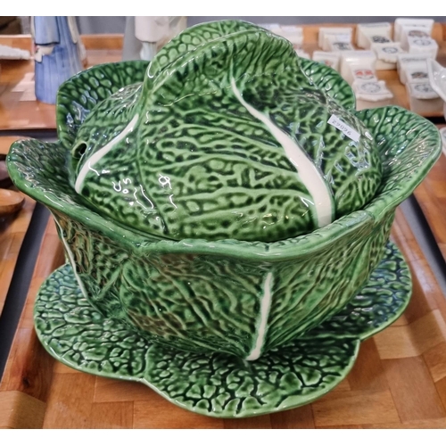 293 - Novelty ceramic lidded tureen on stand in the form of a cabbage.  (B.P. 21% + VAT)