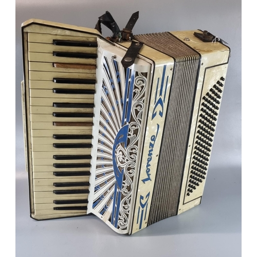 80 - Vintage Lorenzo accordion model 240-No1037. Made in Italy.
(B.P. 21% + VAT)