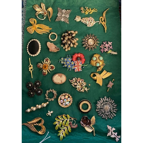 163 - Collection of vintage and other brooches to include: poppy troops brooch, cat, flowers, butterfly et... 