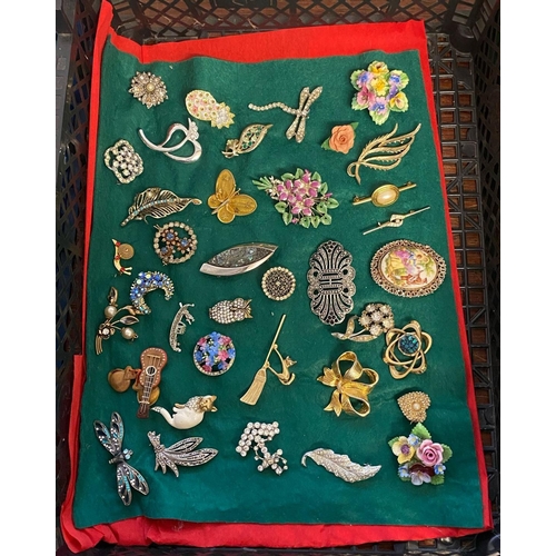 164 - Collection of vintage and other brooches to include: anchor, owl, cat on broom, pineapple, snail etc... 