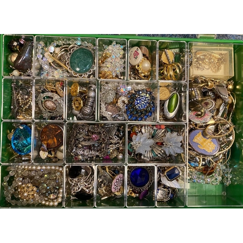 177 - Collection of vintage and other jewellery in plastic case to include: brooches, necklaces, bracelets... 