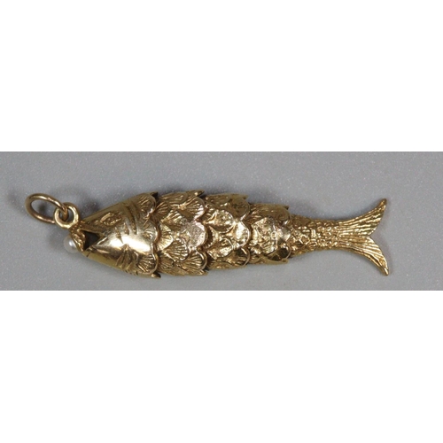 340 - 9ct gold articulated fish pendant.  6g approx.  (B.P. 21% + VAT)