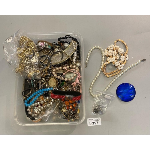 357 - Plastic tub of costume jewellery.   (B.P. 21% + VAT)