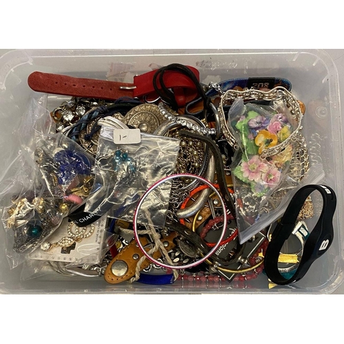 363 - Plastic tub of assorted costume jewellery.   (B.P. 21% + VAT)