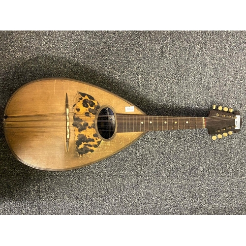 81 - Early 20th Century Italian mandolin, the label marked 'G Puglisi, Reale and Figu'. In fitted case.
(... 