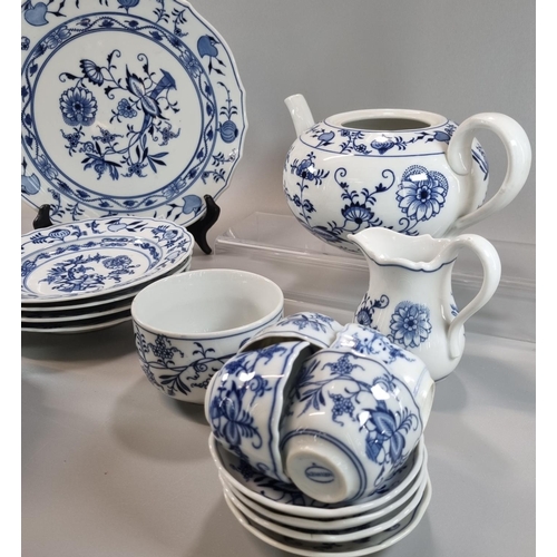 120 - Collection of 20th century Meissen 'Blue Onion' and similar dinner and tea ware items to include: pl... 