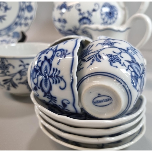 120 - Collection of 20th century Meissen 'Blue Onion' and similar dinner and tea ware items to include: pl... 