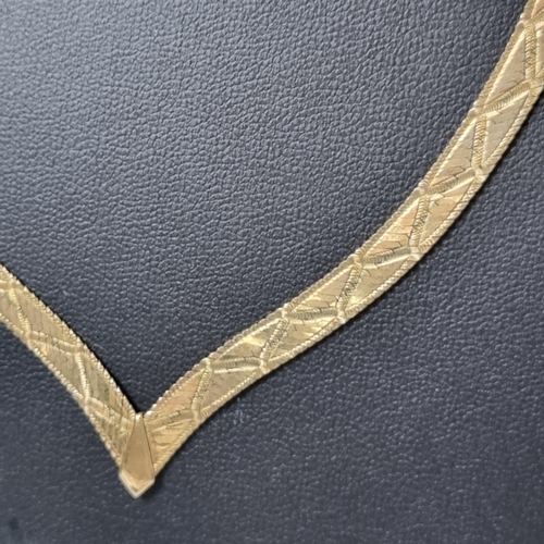 214 - 9ct gold Italian herringbone design collarette. 11.3g approx.
(B.P. 21% + VAT)