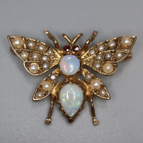 9ct gold brooch in the form of a butterfly, the wings inset with seed pearls, the body with two opal stones and the eyes as rubies. 2.6 x 2cm approx. 3.7g approx.
(B.P. 21% + VAT)