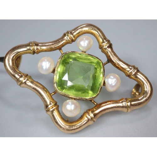 217 - Edwardian 15ct gold pearl and peridot brooch. 3.1 x 2.3cm approx. 4.8g approx.
(B.P. 21% + VAT)