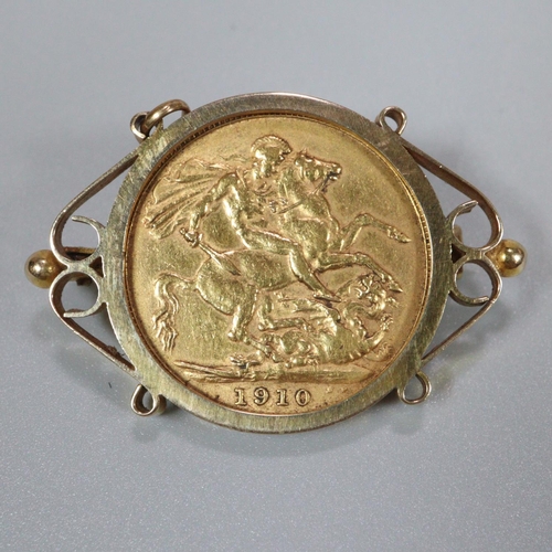 225 - George V gold full sovereign inset in 9ct gold brooch mount. 11.5g approx.
(B.P. 21% + VAT)