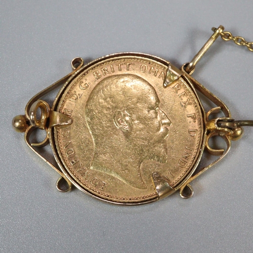 225 - George V gold full sovereign inset in 9ct gold brooch mount. 11.5g approx.
(B.P. 21% + VAT)